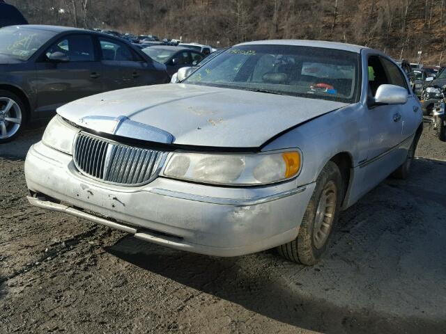 1LNFM81W8WY709667 - 1998 LINCOLN TOWN CAR E SILVER photo 2