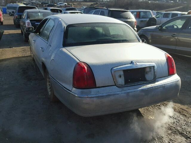 1LNFM81W8WY709667 - 1998 LINCOLN TOWN CAR E SILVER photo 3