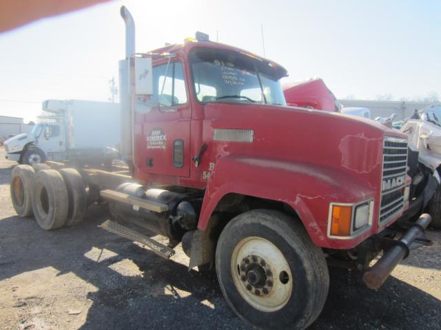 1M2AA13Y9WW087388 - 1998 MACK 600 CH600 RED photo 2