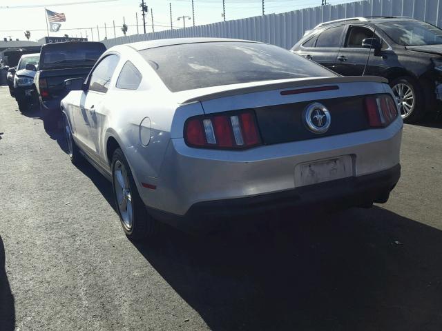 1ZVBP8AM1C5256673 - 2012 FORD MUSTANG SILVER photo 3