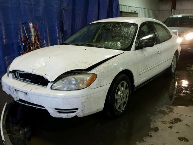 1FAFP53U46A260055 - 2006 FORD TAURUS SE WHITE photo 2