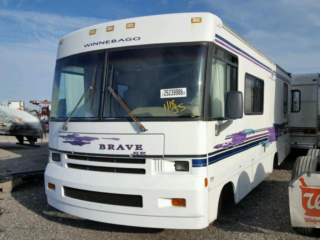 1GBJP37J0W3303226 - 1998 WINNEBAGO P30 WHITE photo 2