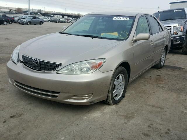 4T1BF32K22U539718 - 2002 TOYOTA CAMRY LE GOLD photo 2