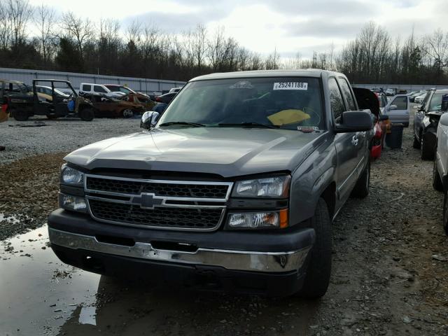 2GCEC13T561158534 - 2006 CHEVROLET SILVERADO GRAY photo 2