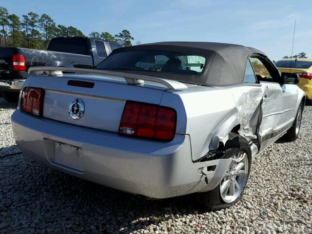 1ZVFT84N365217587 - 2006 FORD MUSTANG SILVER photo 4