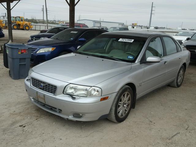 YV1TS592451405623 - 2005 VOLVO S80 2.5T SILVER photo 2