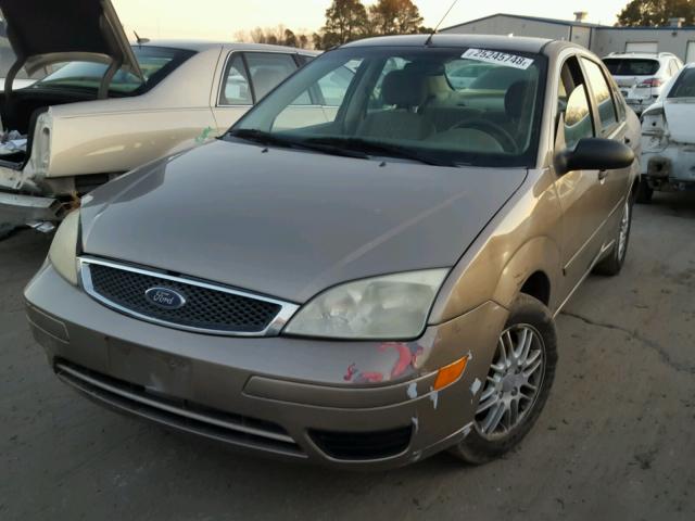 1FAFP34N45W142116 - 2005 FORD FOCUS ZX4 GOLD photo 2