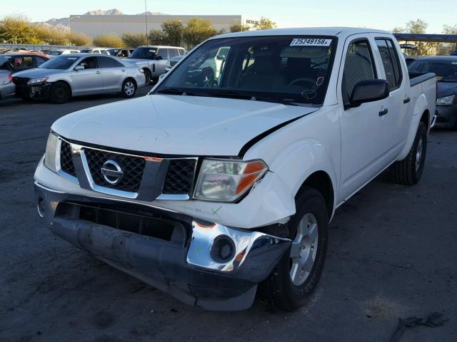 1N6AD07U07C401085 - 2007 NISSAN FRONTIER C WHITE photo 2