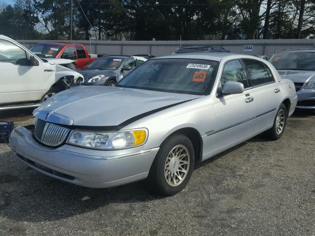 1LNHM82W72Y666991 - 2002 LINCOLN TOWN CAR S SILVER photo 2