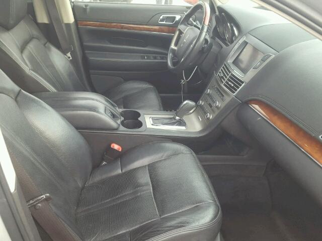 2LMHJ5AT5ABJ22813 - 2010 LINCOLN MKT SILVER photo 5