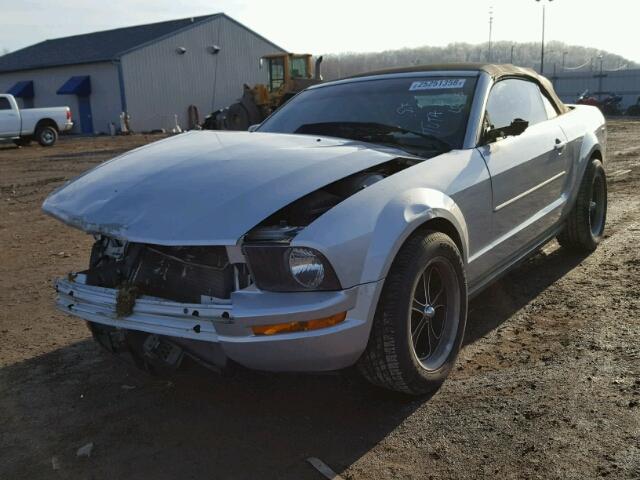 1ZVFT84N875327763 - 2007 FORD MUSTANG SILVER photo 2