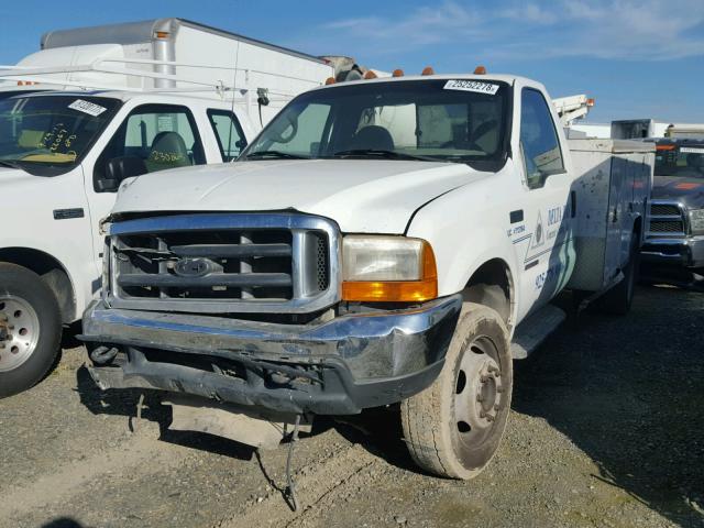 1FDAF56F1YEE29623 - 2000 FORD F550 SUPER WHITE photo 2