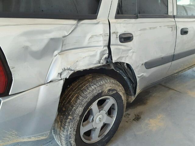 1GNDS13S542177529 - 2004 CHEVROLET TRAILBLAZE SILVER photo 10