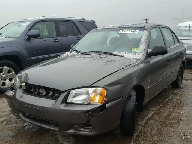 KMHCG45CX2U381477 - 2002 HYUNDAI ACCENT GL GRAY photo 2