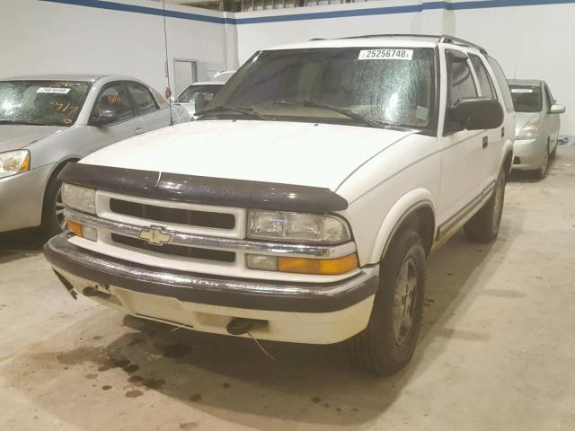 1GNDT13W8Y2322908 - 2000 CHEVROLET BLAZER WHITE photo 2