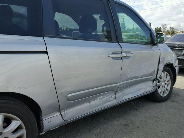 KNDMB233066072741 - 2006 KIA SEDONA EX SILVER photo 9