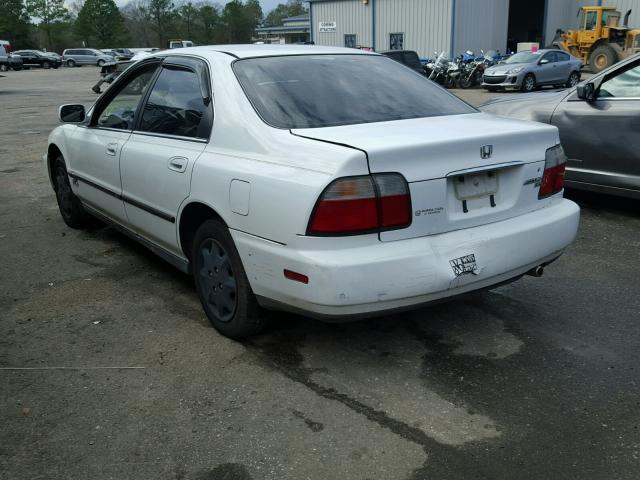 1HGCD5531VA132463 - 1997 HONDA ACCORD LX WHITE photo 3