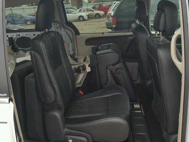 2C4RC1CG6DR815764 - 2013 CHRYSLER TOWN & COU WHITE photo 6