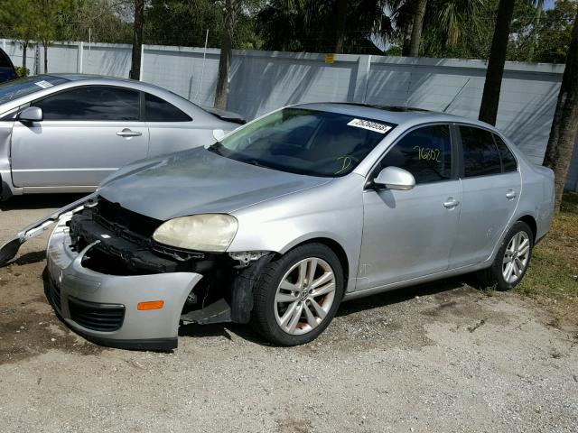 3VWHM71K28M047231 - 2008 VOLKSWAGEN JETTA S SILVER photo 2