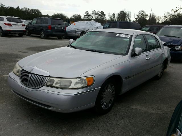 1LNHM81W5YY796374 - 2000 LINCOLN TOWN CAR E SILVER photo 2