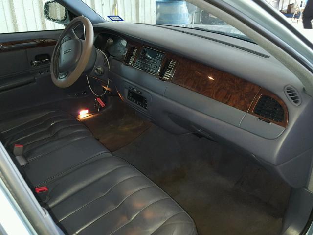 1LNFM81W5WY663330 - 1998 LINCOLN TOWN CAR E BLUE photo 5