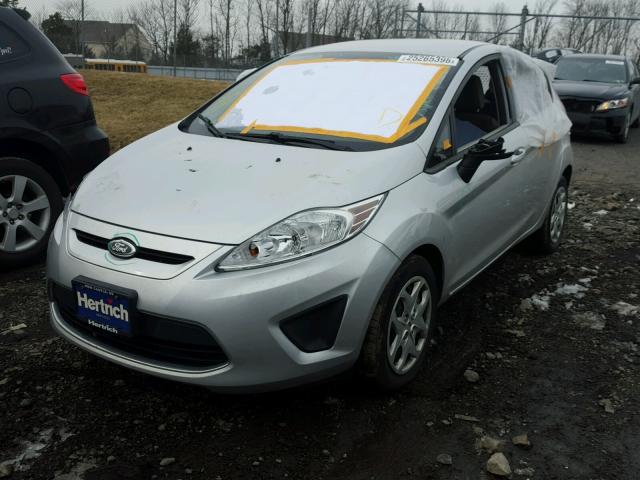 3FADP4EJ2CM172589 - 2012 FORD FIESTA SE SILVER photo 2