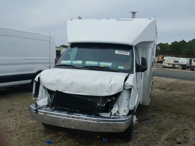 1GB3G2BG6E1144690 - 2014 CHEVROLET EXPRESS G3 WHITE photo 2