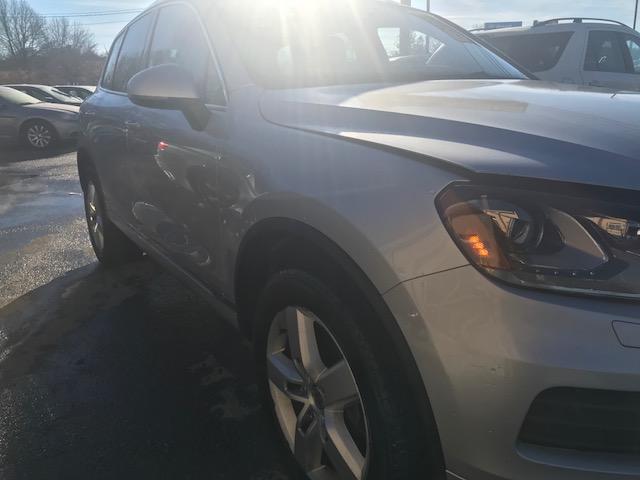 WVGFF9BP3BD002856 - 2011 VOLKSWAGEN TOUAREG V6 SILVER photo 1