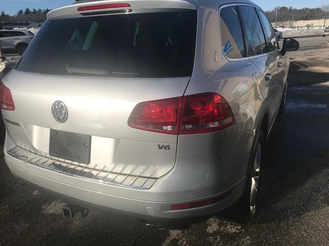 WVGFF9BP3BD002856 - 2011 VOLKSWAGEN TOUAREG V6 SILVER photo 3