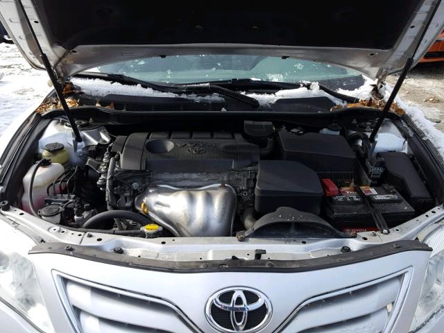 4T1BF3EK8BU678327 - 2011 TOYOTA CAMRY BASE SILVER photo 7