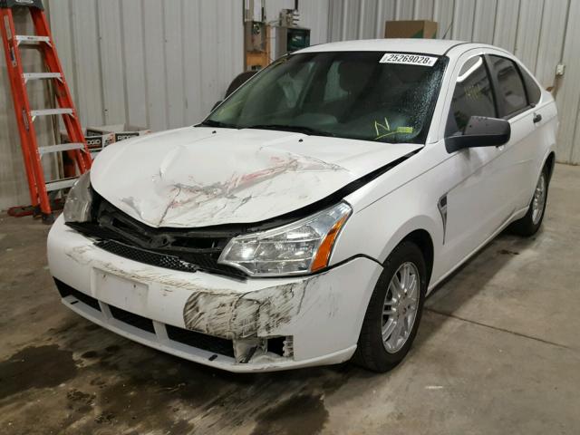 1FAHP35N48W170560 - 2008 FORD FOCUS SE WHITE photo 2