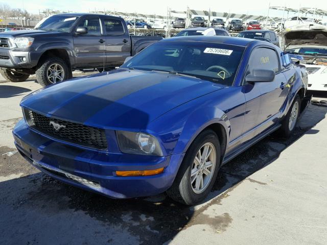 1ZVFT80N655220634 - 2005 FORD MUSTANG BLUE photo 2