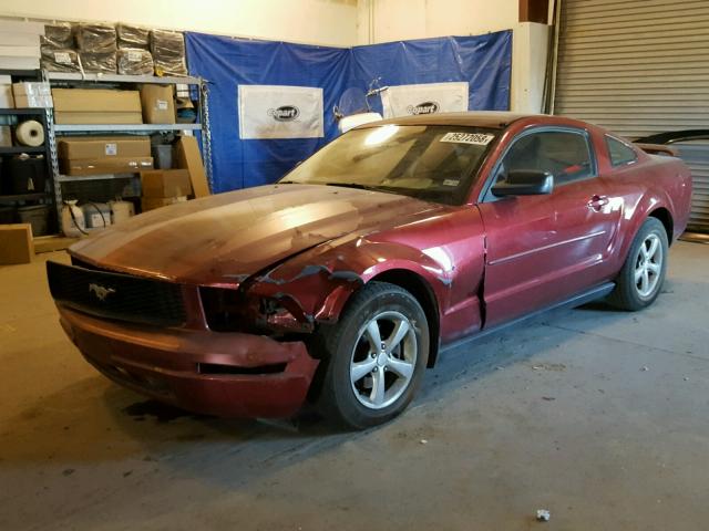 1ZVFT80N855138954 - 2005 FORD MUSTANG MAROON photo 2