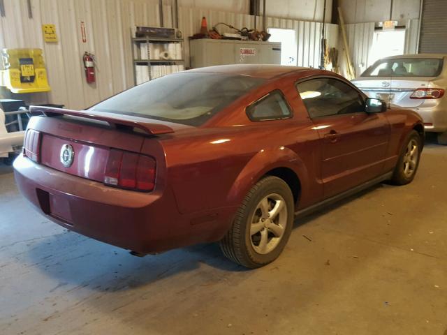 1ZVFT80N855138954 - 2005 FORD MUSTANG MAROON photo 4