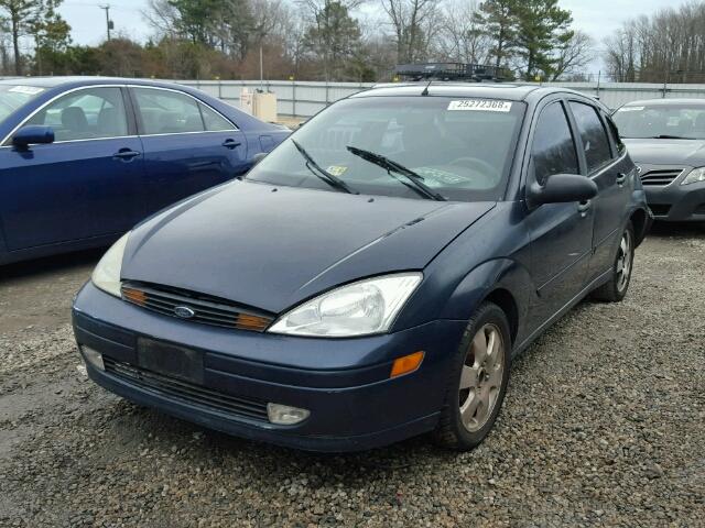 3FAFP37332R167078 - 2002 FORD FOCUS ZX5 BLUE photo 2