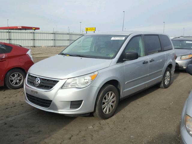 2V8HW44189R544037 - 2009 VOLKSWAGEN ROUTAN S ვერცხლისფერი ფოტო 2