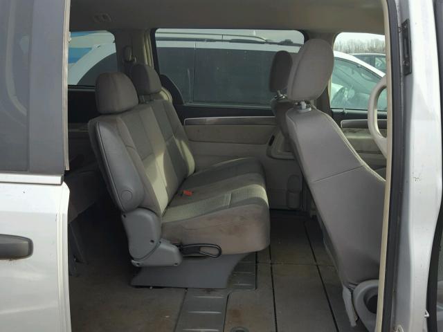 2V8HW44189R544037 - 2009 VOLKSWAGEN ROUTAN S SILVER photo 6