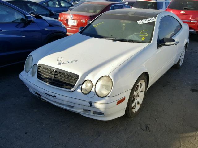 WDBLJ65G3YF119459 - 2000 MERCEDES-BENZ CLK 320 WHITE photo 2