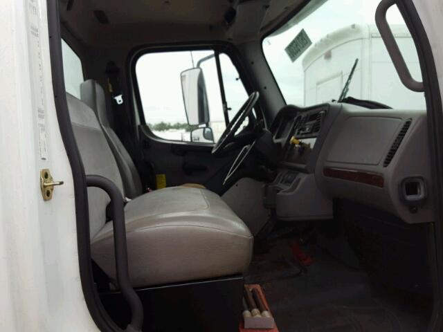 1FVACWCS66HV94569 - 2006 FREIGHTLINER M2 106 MED WHITE photo 5