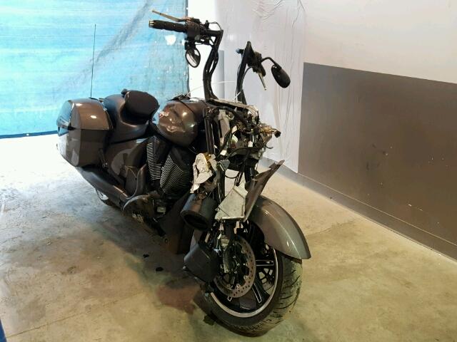 5VPDW36N8F3046236 - 2015 VICTORY MOTORCYCLES CROSS COUN Argent photo 1