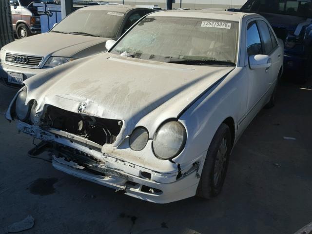 WDBJF65J31B157226 - 2001 MERCEDES-BENZ E 320 WHITE photo 2