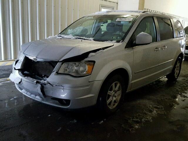 2A4RR5D18AR460750 - 2010 CHRYSLER TOWN & COU SILVER photo 2