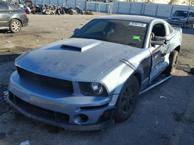 1ZVFT80N355137226 - 2005 FORD MUSTANG BLUE photo 2