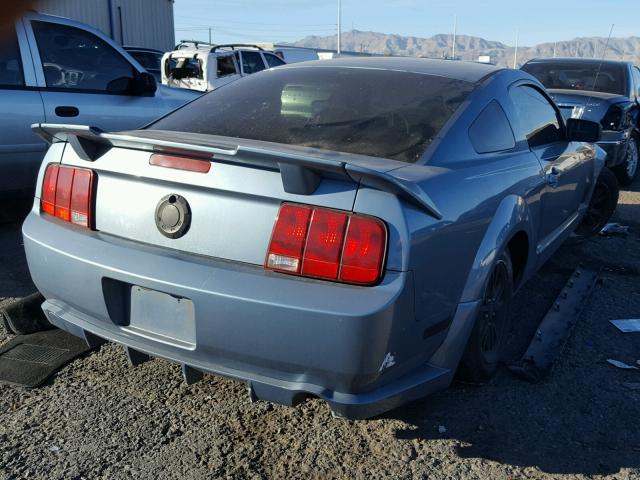 1ZVFT80N355137226 - 2005 FORD MUSTANG BLUE photo 4