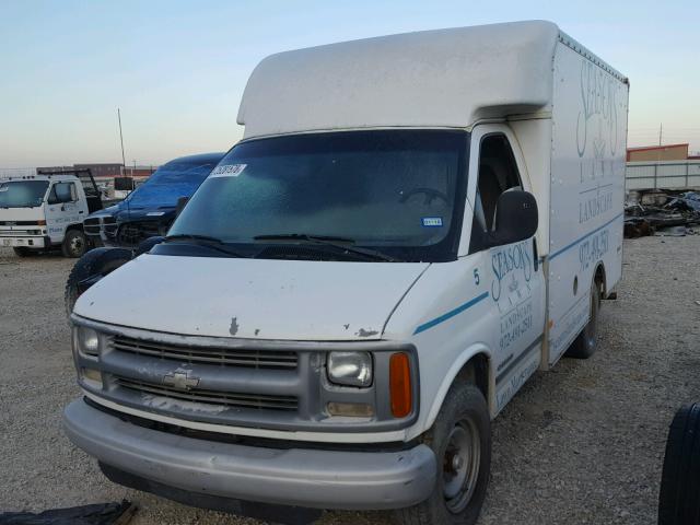 1GBHG31R311123014 - 2001 CHEVROLET EXPRESS CU WHITE photo 2