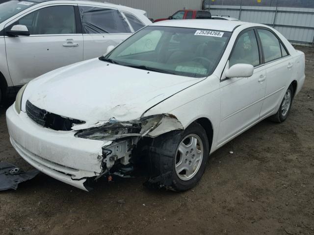 4T1BF32K12U502465 - 2002 TOYOTA CAMRY LE WHITE photo 2