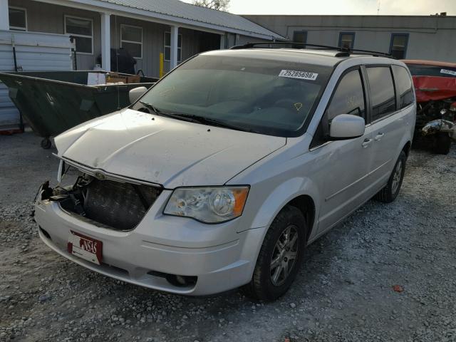 2A8HR54119R592268 - 2009 CHRYSLER TOWN & COU SILVER photo 2