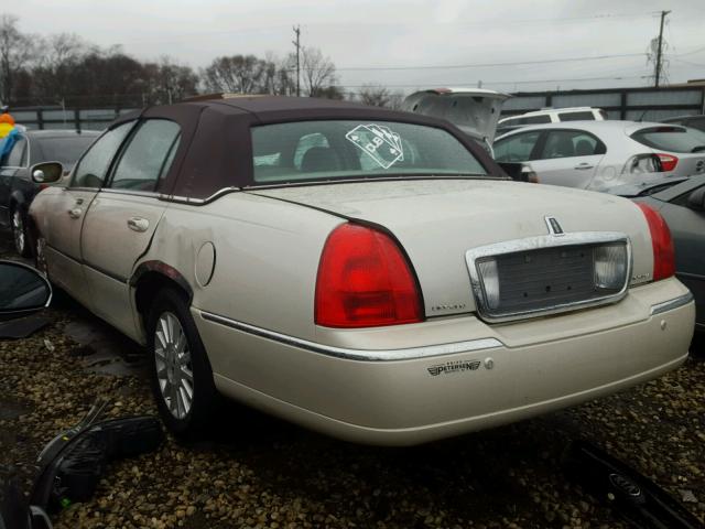 1LNHM83W24Y601824 - 2004 LINCOLN TOWN CAR U WHITE photo 3