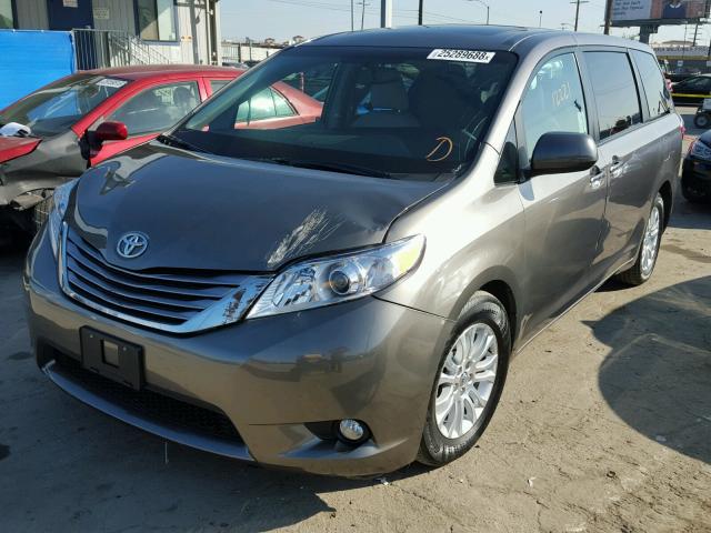 5TDYZ3DC3HS812139 - 2017 TOYOTA SIENNA XLE GRAY photo 2