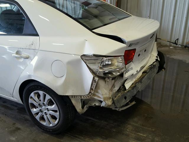 KNAFT4A28A5061090 - 2010 KIA FORTE LX WHITE photo 9